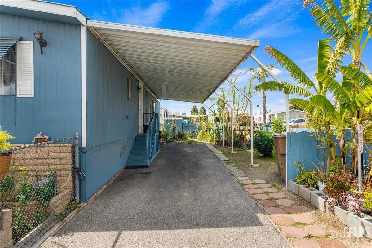 216 Vivian Lane — photo 2