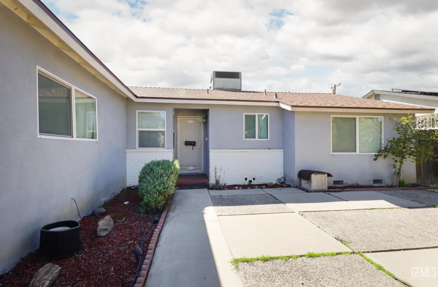 2800 N Pomona Street — photo 2