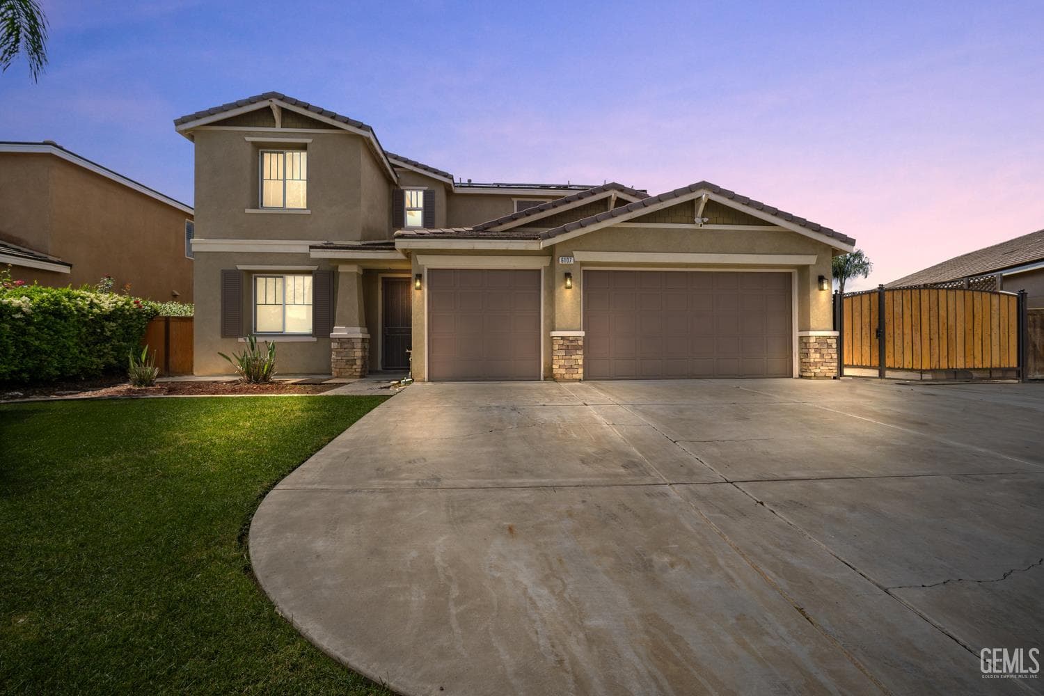6107 Shasta Daisy Way
