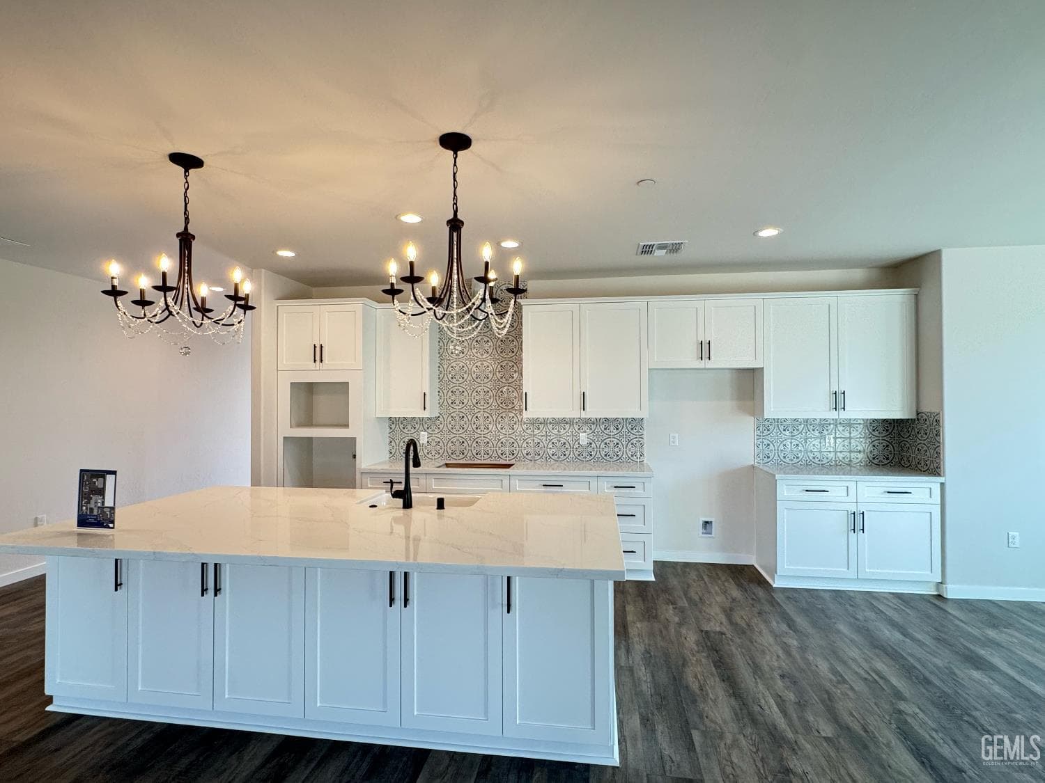11110 Alcazar Avenue — photo 2